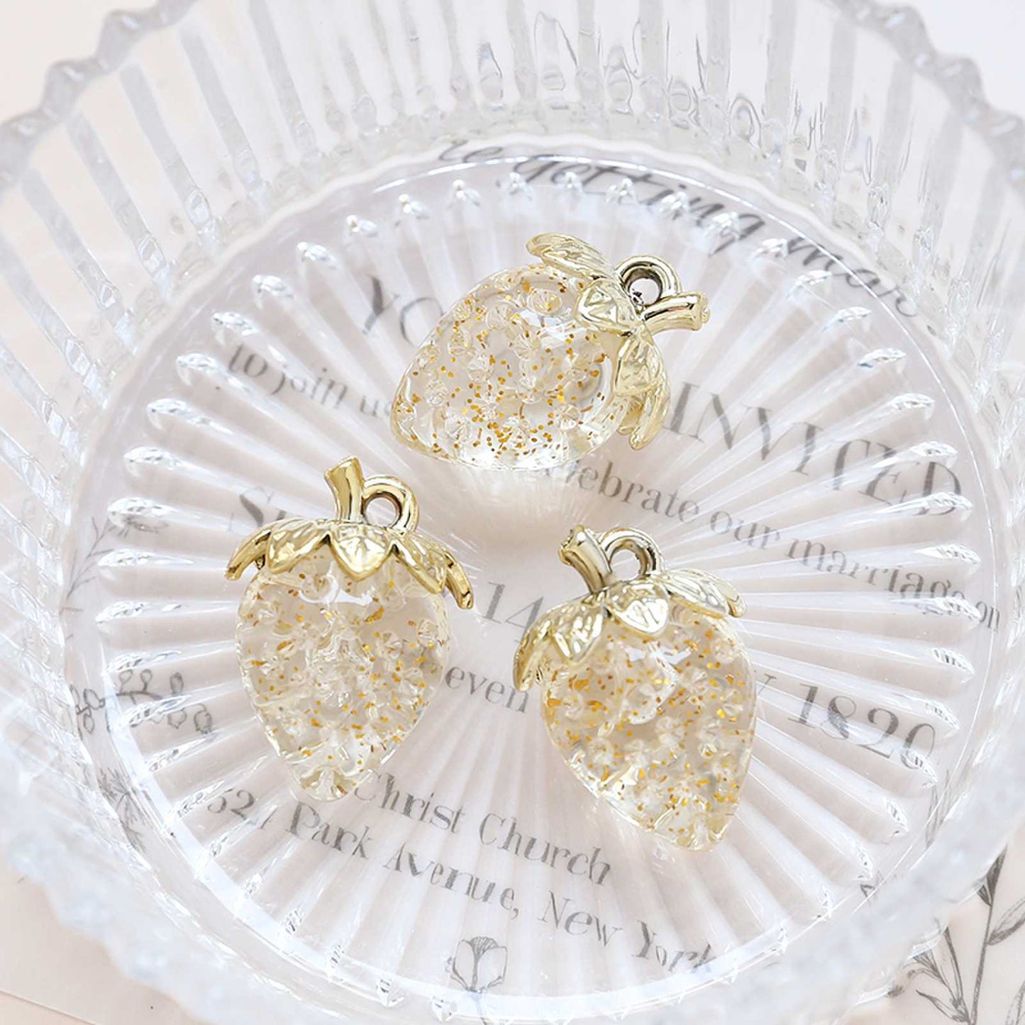 1pcs Acrylic Crystal Transparent Large Strawberry Pendant
