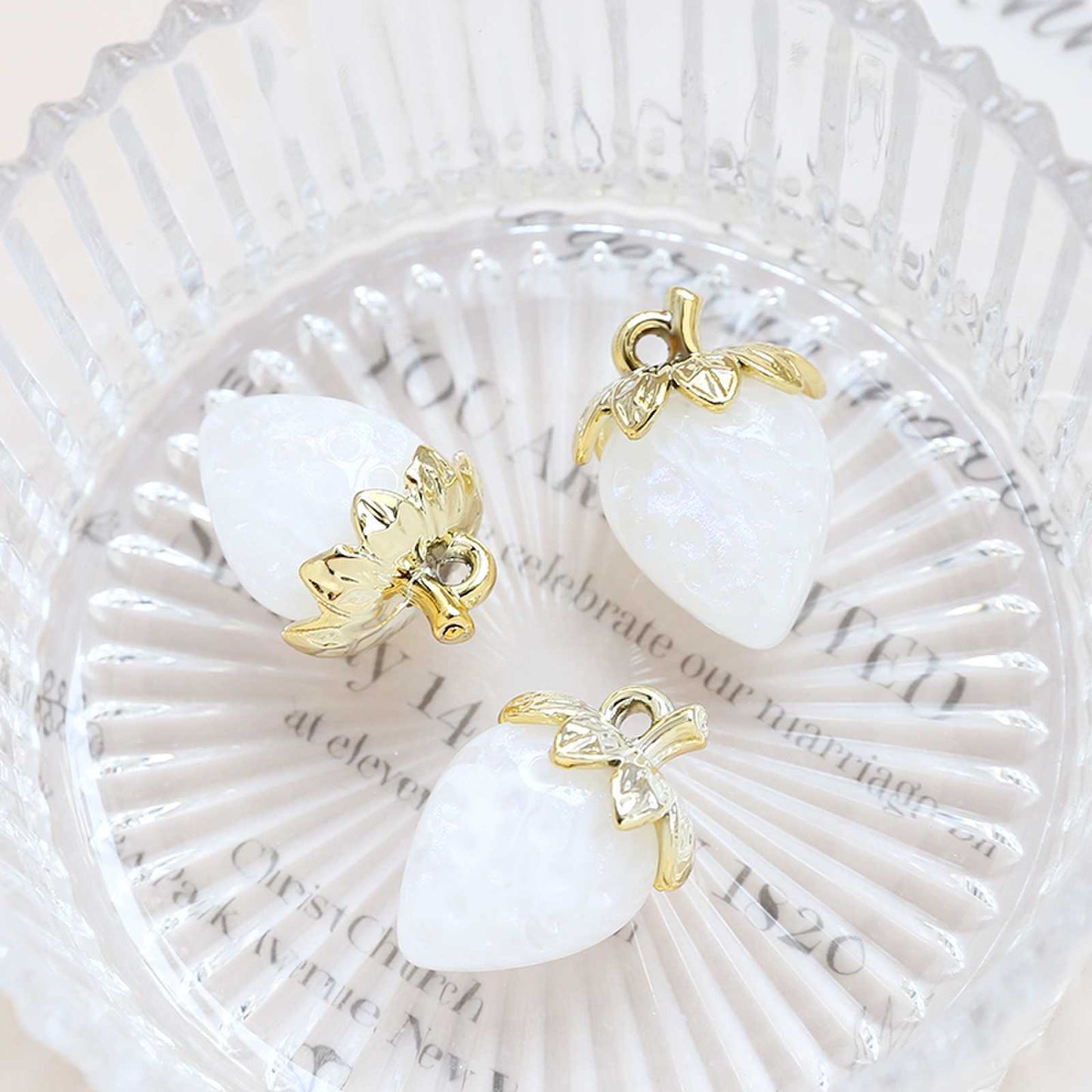 1pcs Acrylic Crystal Transparent Large Strawberry Pendant