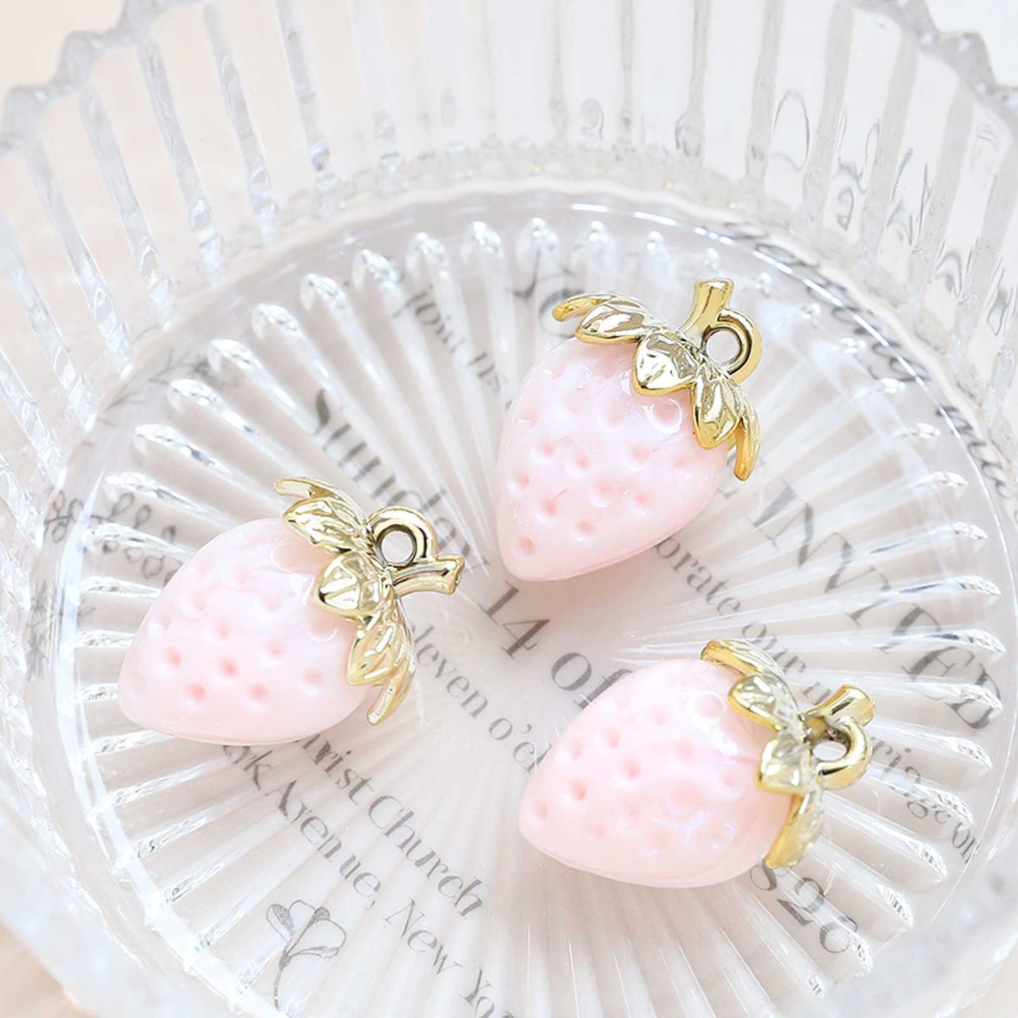 1pcs Acrylic Crystal Transparent Large Strawberry Pendant