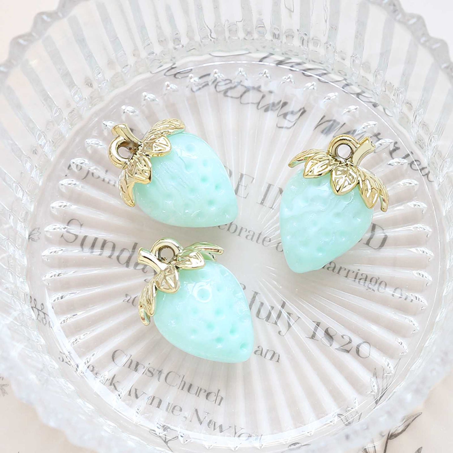 1pcs Acrylic Crystal Transparent Large Strawberry Pendant