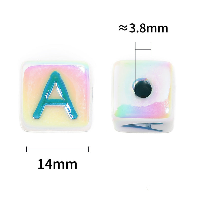 白い背景にカラフルな文字が入ったアクリル製 14mm 角ビーズ